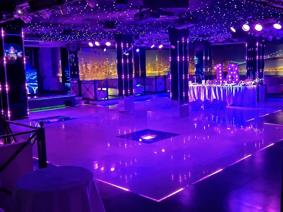 Sala 1 illuminata in viola